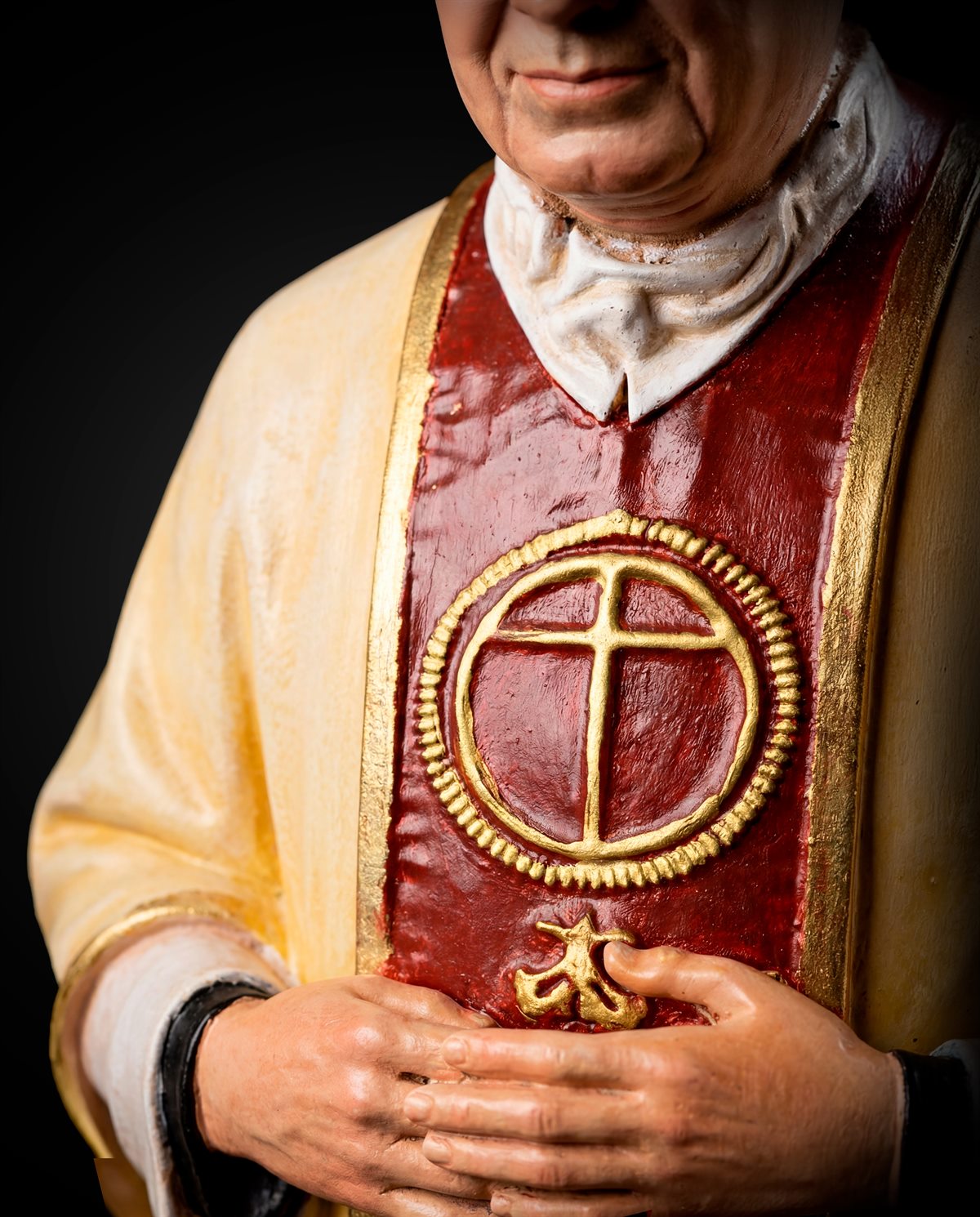 Detalhe dos gestos e postura da imagem de São Josemaria
