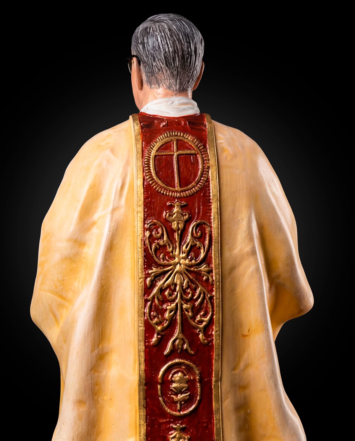 Detalhe das vestes sacerdotais da imagem de São Josemaria